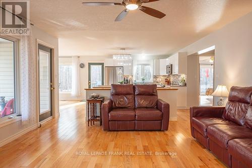 86 Fire Route 37, Galway-Cavendish And Harvey, ON - Indoor Photo Showing Living Room