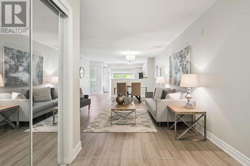 211 - 1450 Bishops Gate, Oakville, ON - Indoor Photo Showing Living Room