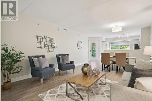 211 - 1450 Bishops Gate, Oakville, ON - Indoor Photo Showing Living Room