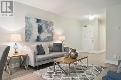 211 - 1450 Bishops Gate, Oakville, ON - Indoor Photo Showing Living Room