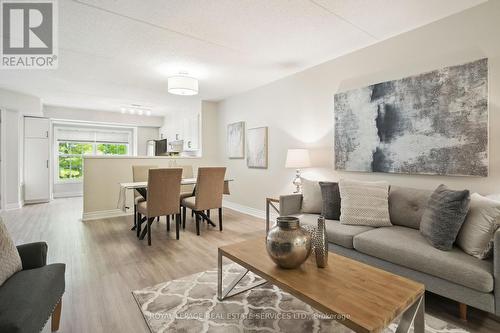 211 - 1450 Bishops Gate, Oakville, ON - Indoor Photo Showing Living Room