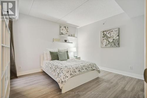 211 - 1450 Bishops Gate, Oakville, ON - Indoor Photo Showing Bedroom