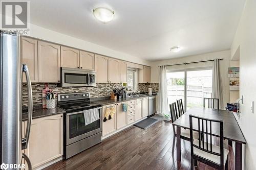 381 Baverstock Crescent, Milton, ON - Indoor Photo Showing Kitchen