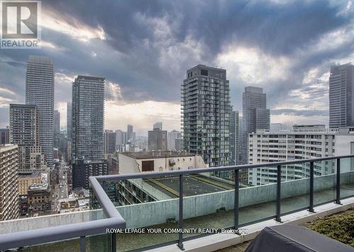 602 - 1121 Bay Street, Toronto, ON - Outdoor