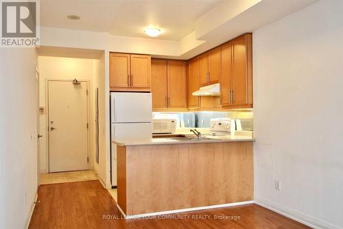 602 - 1121 Bay Street, Toronto, ON - Indoor Photo Showing Kitchen