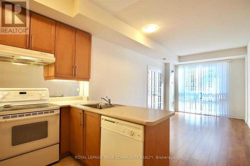 602 - 1121 Bay Street, Toronto, ON - Indoor Photo Showing Kitchen