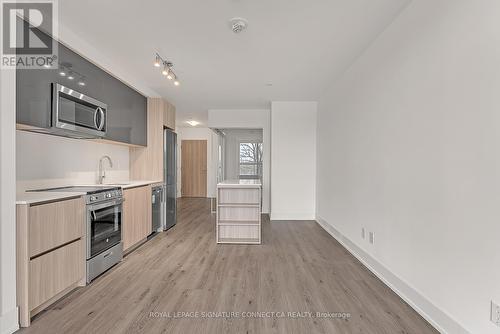 325 - 3100 Keele Street, Toronto, ON - Indoor Photo Showing Kitchen