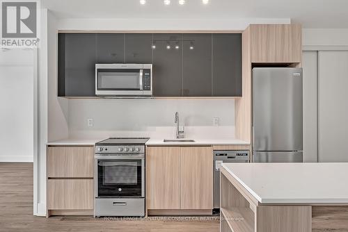 325 - 3100 Keele Street, Toronto, ON - Indoor Photo Showing Kitchen