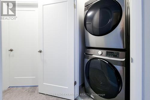 24 Aqua Lane N, Hamilton, ON - Indoor Photo Showing Laundry Room