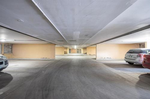 305 1030 Grant Avenue, Winnipeg, MB - Indoor Photo Showing Garage