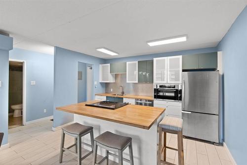 305 1030 Grant Avenue, Winnipeg, MB - Indoor Photo Showing Kitchen With Double Sink