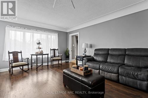 18 Irving Place, Hamilton, ON - Indoor Photo Showing Living Room