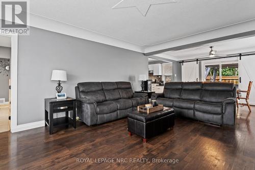 18 Irving Place, Hamilton, ON - Indoor Photo Showing Living Room