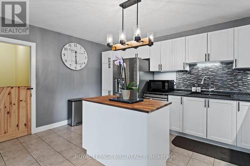 18 Irving Place, Hamilton, ON - Indoor Photo Showing Kitchen