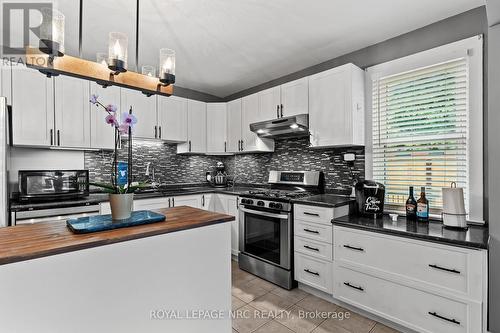 18 Irving Place, Hamilton, ON - Indoor Photo Showing Kitchen With Upgraded Kitchen