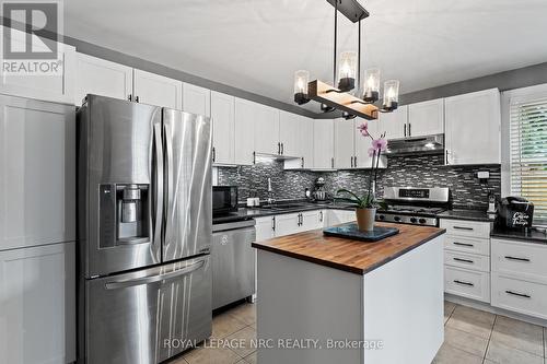 18 Irving Place, Hamilton, ON - Indoor Photo Showing Kitchen With Upgraded Kitchen