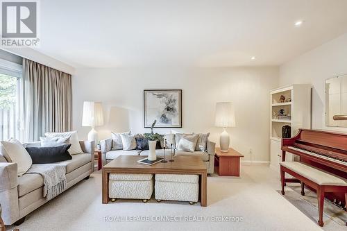 69 Sonneck Square, Toronto, ON - Indoor Photo Showing Living Room