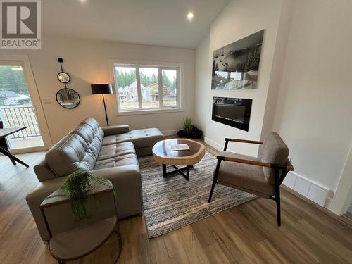 30 Kimberley Avenue, Kimberley, BC - Indoor Photo Showing Living Room