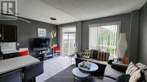 5672 Raleigh Street, Mississauga, ON - Indoor Photo Showing Living Room