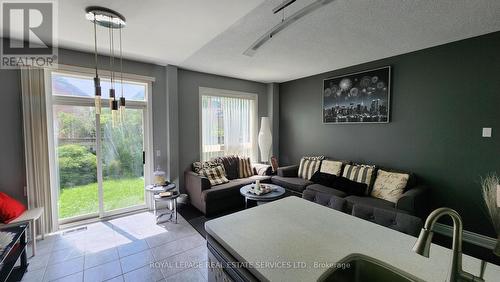 5672 Raleigh Street, Mississauga, ON - Indoor Photo Showing Living Room