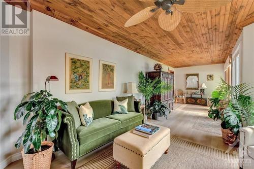 5791 Kelly Marie Drive, Ottawa, ON - Indoor Photo Showing Living Room