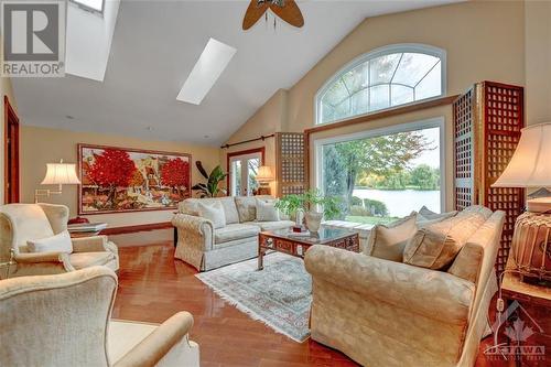 5791 Kelly Marie Drive, Ottawa, ON - Indoor Photo Showing Living Room