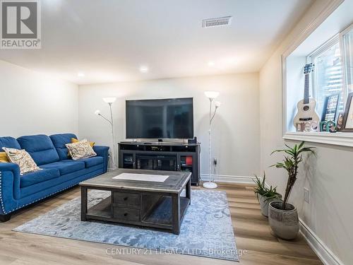 392 Wilson Drive, Milton, ON - Indoor Photo Showing Living Room