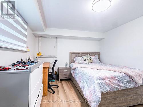 392 Wilson Drive, Milton, ON - Indoor Photo Showing Bedroom