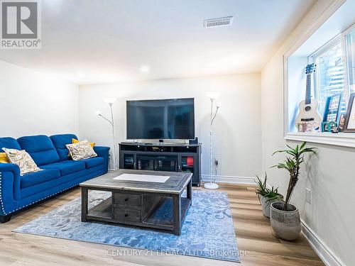 392 Wilson Drive, Milton, ON - Indoor Photo Showing Living Room