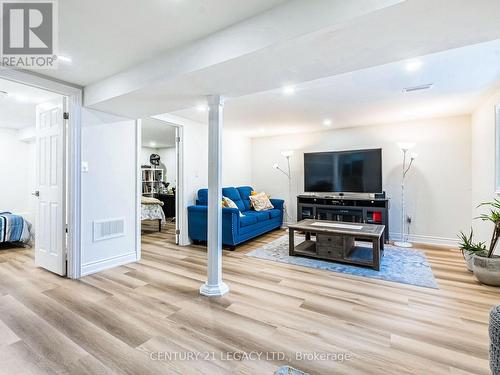 392 Wilson Drive, Milton, ON - Indoor Photo Showing Living Room