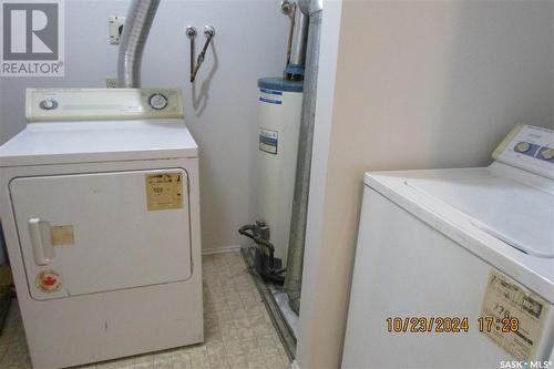 305 Fines Drive, Regina, SK - Indoor Photo Showing Laundry Room