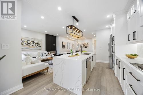 50 English Oak Drive, Richmond Hill, ON - Indoor Photo Showing Kitchen With Upgraded Kitchen