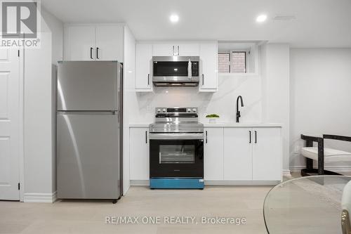 50 English Oak Drive, Richmond Hill, ON - Indoor Photo Showing Kitchen