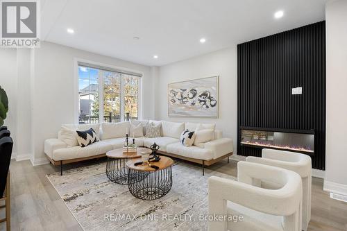 50 English Oak Drive, Richmond Hill, ON - Indoor Photo Showing Living Room