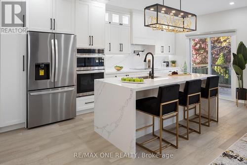 50 English Oak Drive, Richmond Hill, ON - Indoor Photo Showing Kitchen With Upgraded Kitchen