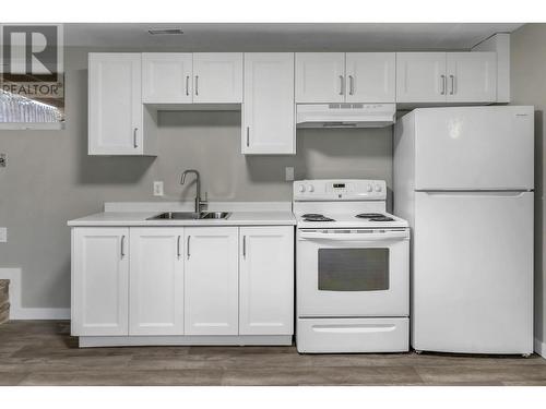 1917 Macdonald Avenue, Prince George, BC - Indoor Photo Showing Kitchen With Double Sink