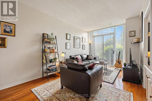 112 - 310 Red Maple Road, Richmond Hill, ON - Indoor Photo Showing Living Room