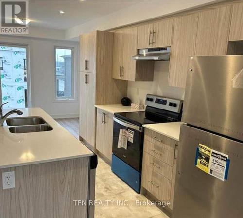 25 Pumpkin Corner Crescent, Barrie, ON - Indoor Photo Showing Kitchen With Double Sink