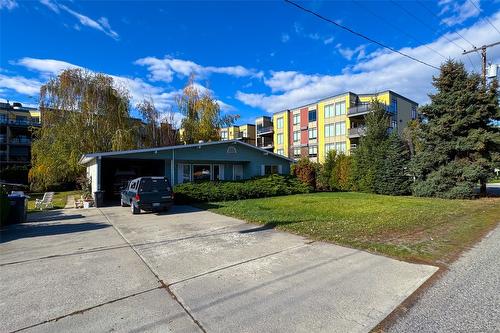 1946 Barlee Road, Kelowna, BC - Outdoor With Facade