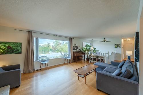 138 Walden Crescent, Penticton, BC - Indoor Photo Showing Living Room