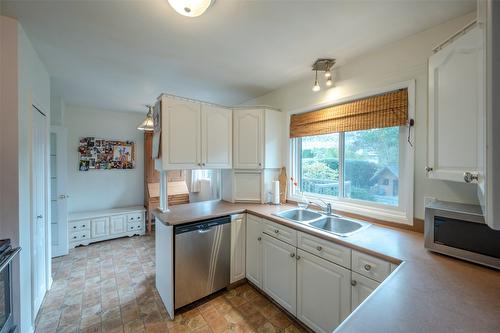 138 Walden Crescent, Penticton, BC - Indoor Photo Showing Kitchen With Double Sink