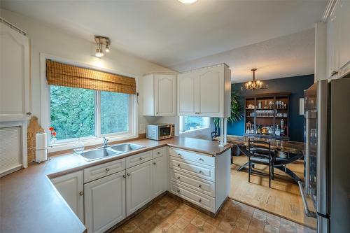 138 Walden Crescent, Penticton, BC - Indoor Photo Showing Kitchen With Double Sink