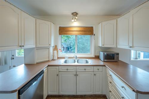 138 Walden Crescent, Penticton, BC - Indoor Photo Showing Kitchen With Double Sink