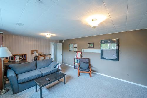 138 Walden Crescent, Penticton, BC - Indoor Photo Showing Living Room