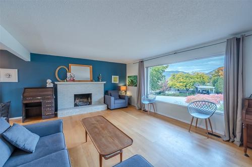 138 Walden Crescent, Penticton, BC - Indoor Photo Showing Living Room With Fireplace