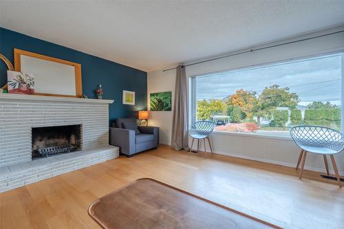 138 Walden Crescent, Penticton, BC - Indoor Photo Showing Living Room With Fireplace