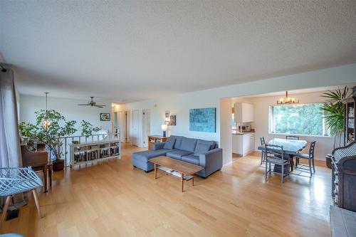 138 Walden Crescent, Penticton, BC - Indoor Photo Showing Living Room