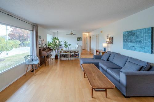 138 Walden Crescent, Penticton, BC - Indoor Photo Showing Living Room