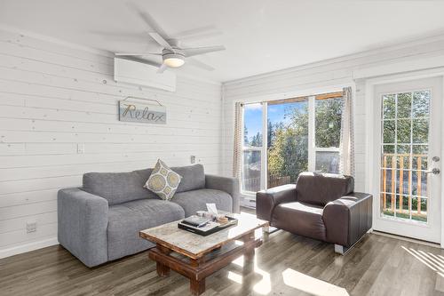 B-3758 Wetton Road, West Kelowna, BC - Indoor Photo Showing Living Room