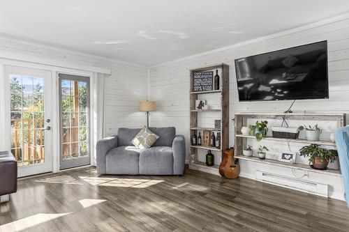 B-3758 Wetton Road, West Kelowna, BC - Indoor Photo Showing Living Room